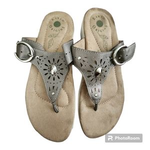 Earth Origins Grayson Sandals Size 7.5 Wedge Sandals Thong Silver Gray Buckle